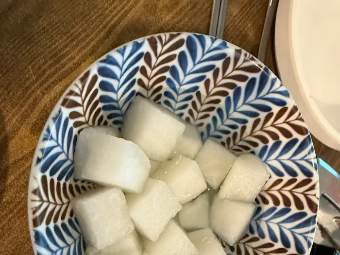 기본 반찬인 치킨무
