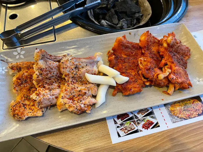 쟁반에 담겨 나온 양념 닭갈비와 소금 닭갈비, 그리고 떡