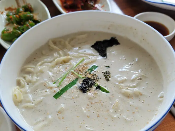 들깨 칼국수 클로즈업