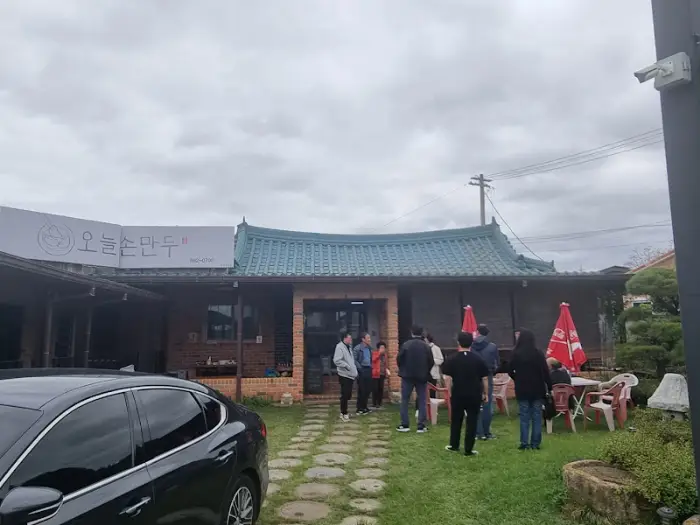 오늘손만두 외관과 정원