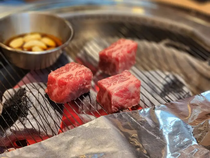 숯불 위에 구워지는 큐브 스테이크