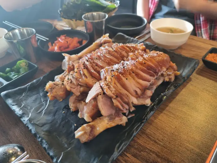 족발과 밑반찬들이 함께 놓인 테이블 모습
