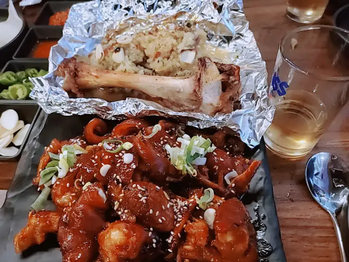뼈에 붙은 살점과 족발이 함께 담겨 있는 음식 사진