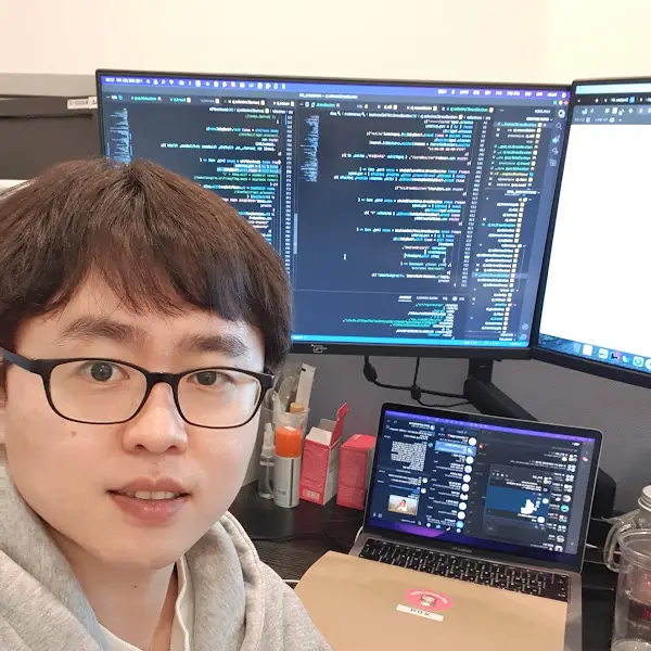 컴퓨터 앞에 앉아 코딩을 하는 남자의 모습