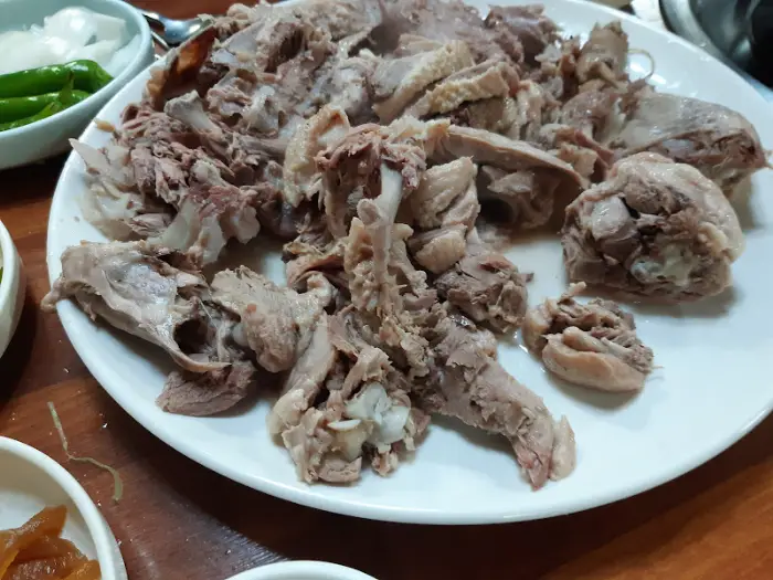접시에 푸짐하게 담긴 삶은 오리 고기