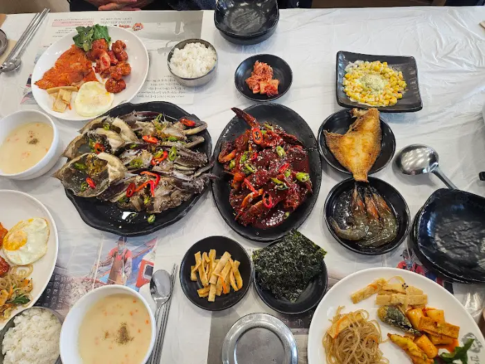 테이블 가득 차려진 다양한 음식들