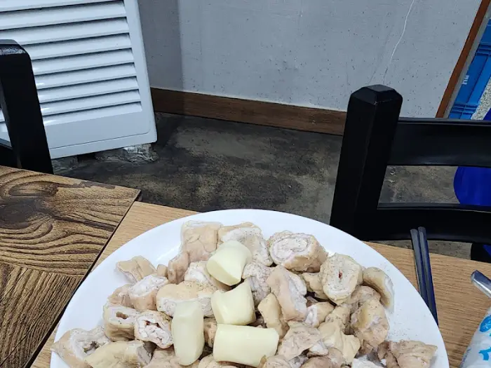 신선한 돼지막창이 담긴 접시