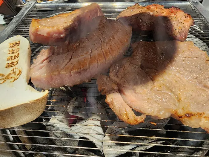 화로 위에서 구워지는 다양한 고기 부위