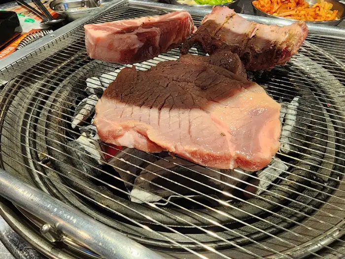 숯불 위에서 노릇하게 구워지는 삼겹살