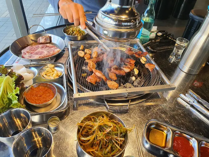 다양한 쌈 채소와 소스가 준비된 모습