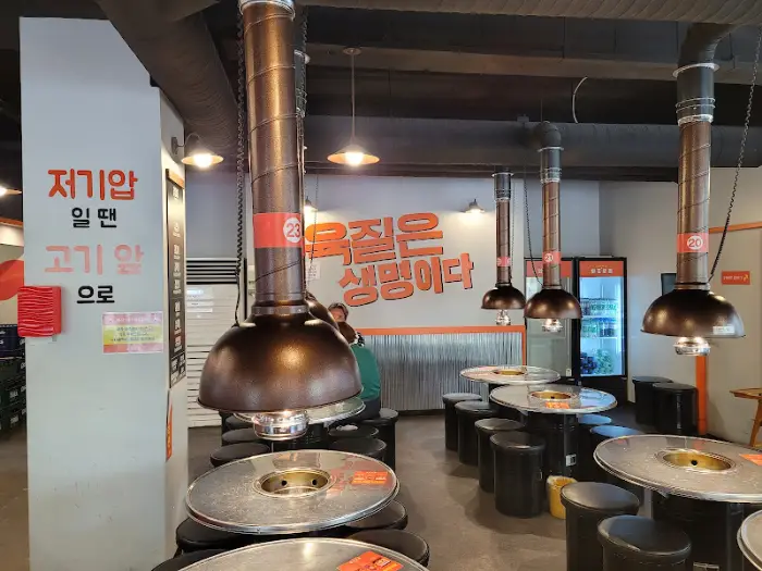 가게 내부의 모습, 환풍구와 테이블