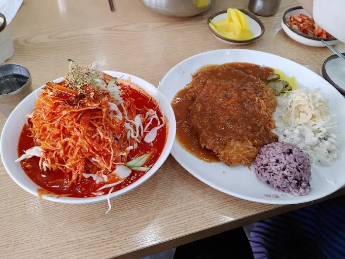 비빔국수와 돈까스 세트