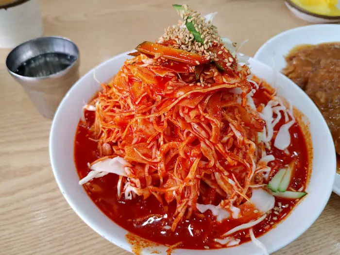 산처럼 쌓인 비빔국수