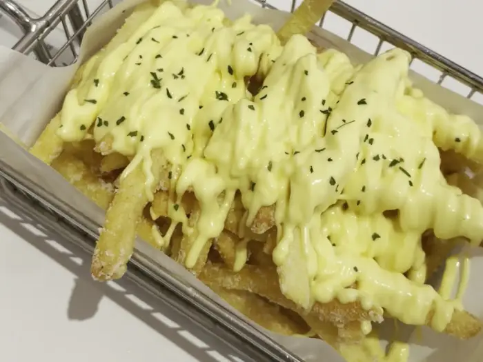 치즈 소스가 듬뿍 뿌려진 갈릭버터 프렌치프라이