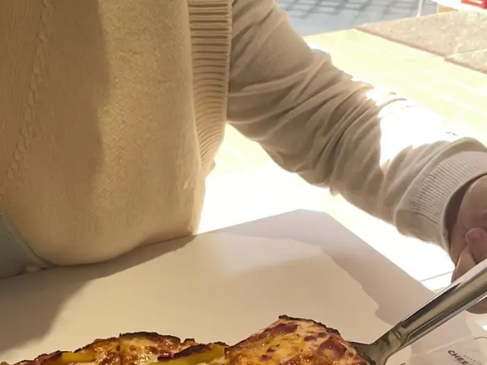 피자를 접시에 덜고 있는 모습
