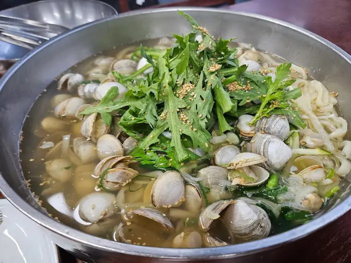 푸짐한 양의 조개칼국수