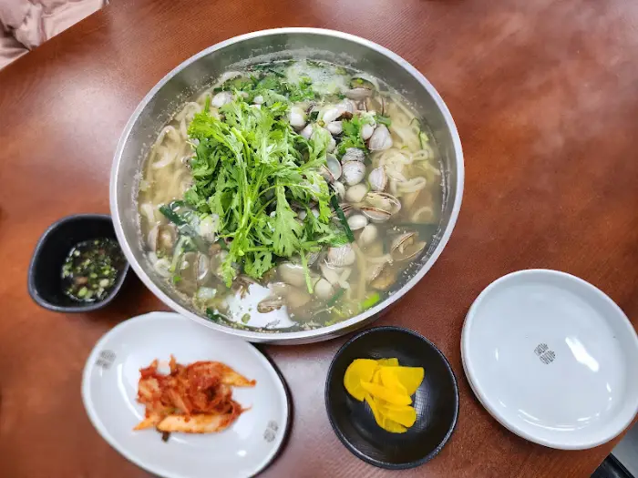 칼국수와 함께 나온 김치와 단무지