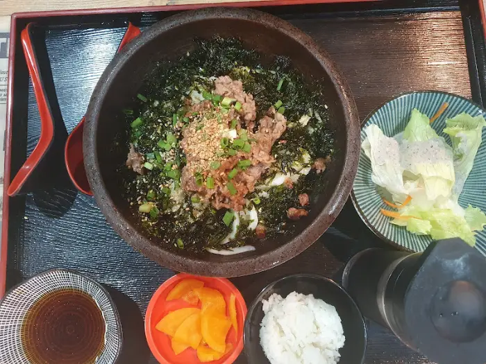 다양한 메뉴가 함께 나온 쟁반