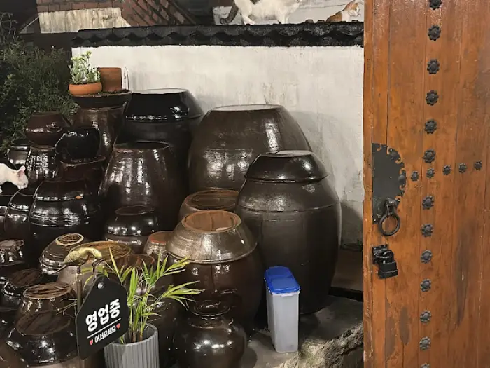 카페 1946의 정원과 항아리