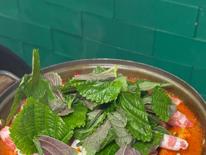 곱도리탕 위에 신선한 깻잎이 수북하게 덮여 있는 모습