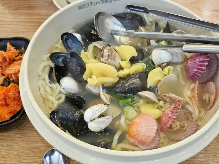 해물칼국수와 곁들여 먹는 김치