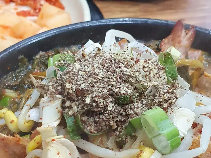 뼈해장국 뚝배기 측면 모습
