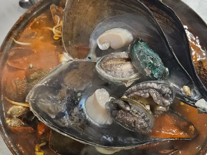 해물찜 속 조개와 전복 사진
