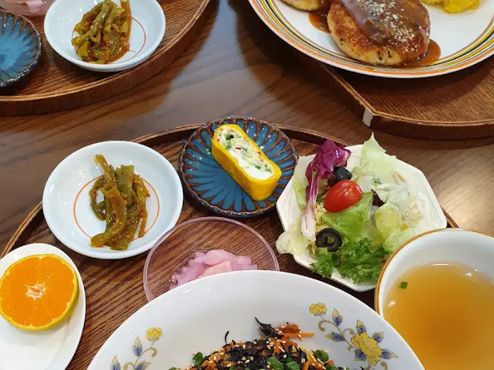 차림새가 예쁜 전복톳조림밥
