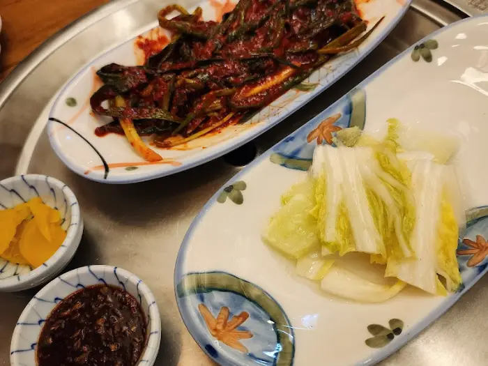 정갈하게 차려진 파김치, 백김치, 곁들임 양념