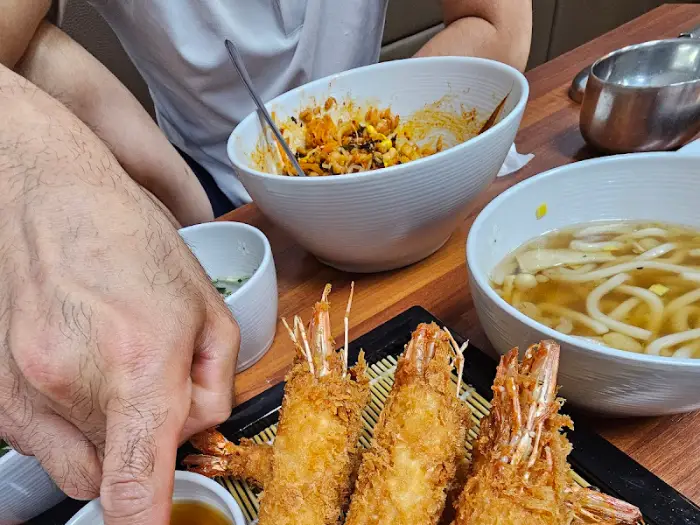 바삭한 새우튀김과 곁들임 메뉴