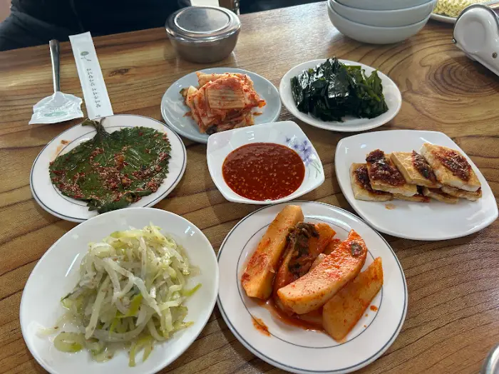 다양한 밑반찬이 차려진 밥상