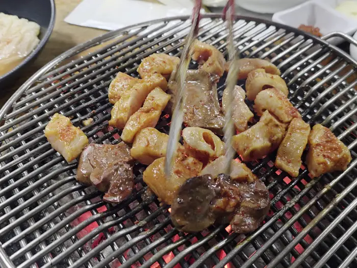 숯불 위에서 구워지는 양대창