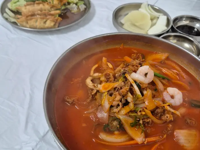 차돌 짬뽕에 푸짐하게 올라간 차돌 고기와 채소