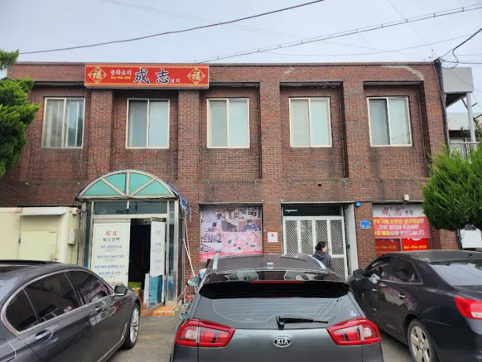 식당 외부 전경, 차분한 벽돌 건물이 눈길을 끕니다.