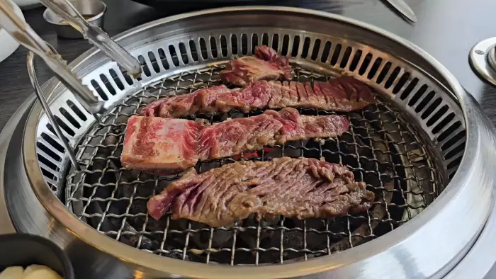 숯불 위에서 구워지고 있는 양념 돼지갈비