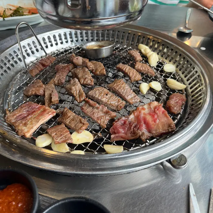 숯불 위에서 구워지고 있는 갈비와 마늘