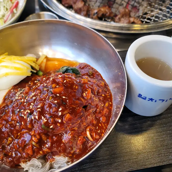 맛있게 비벼진 비빔냉면 클로즈업
