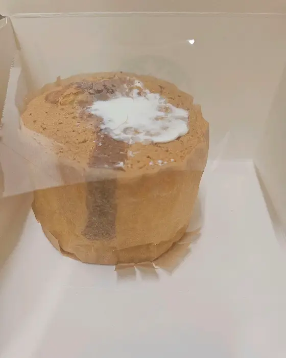 하얗게 크림이 얹어진 빵