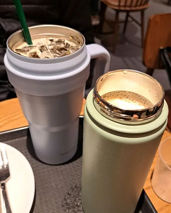 두 개의 텀블러와 음료가 담긴 컵