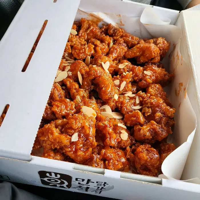 박스에 담긴 만석닭강정 클로즈업 사진