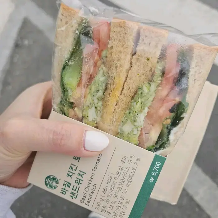 바질 치킨 토마토 샌드위치 단면