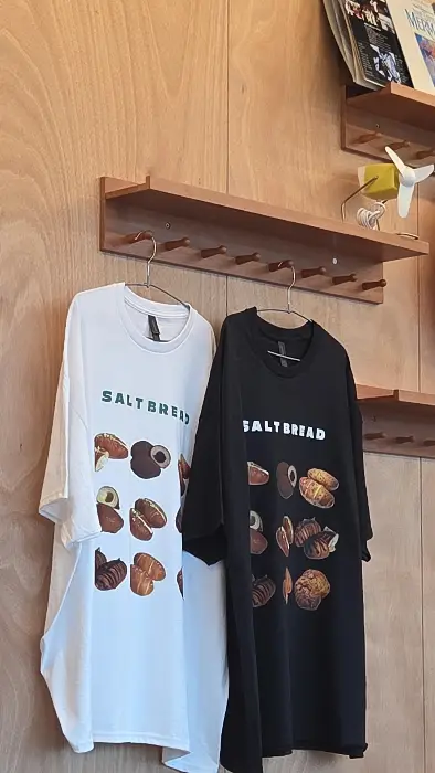 또시 브랜드 로고와 빵 그림이 새겨진 티셔츠