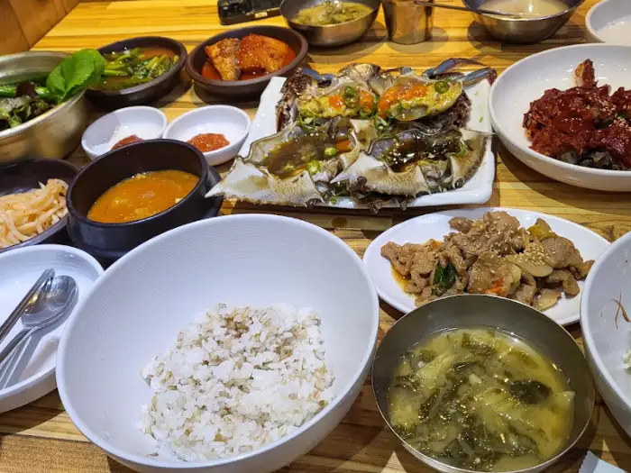 식사 중인 테이블 모습