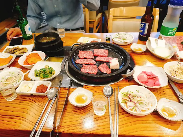 테이블 가득한 음식과 술