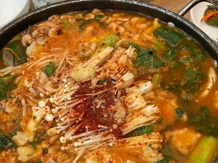 끓고 있는 매운탕 냄비의 클로즈업 사진