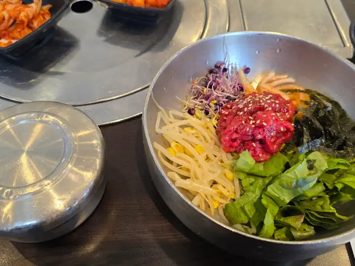 육회 비빔밥과 곁들임 찬