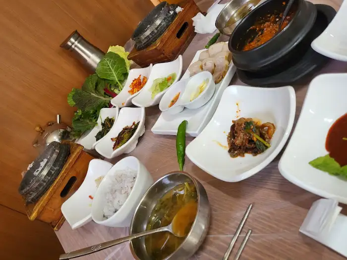 푸짐하게 차려진 쌈밥 한 상