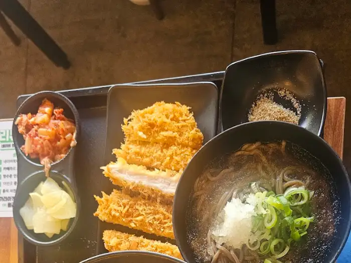 모듬카츠와 곁들임 반찬