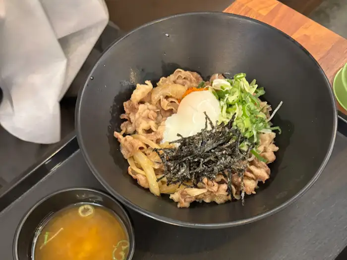 데미그라스 소스와 함께 제공된 카츠