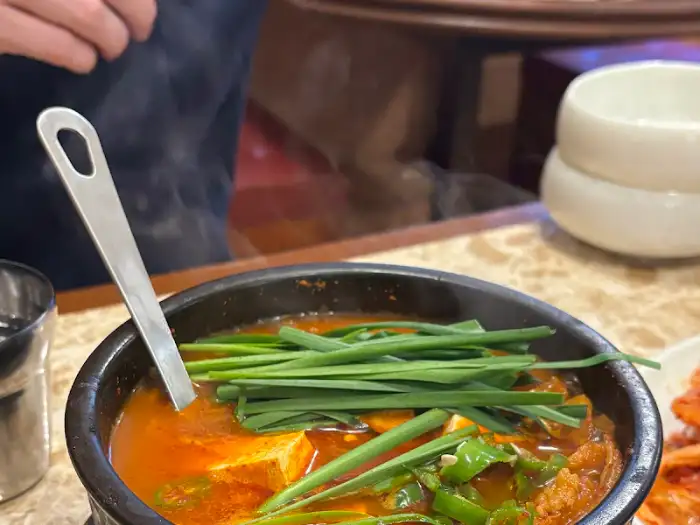뚝배기에 담긴 김치찌개로 보이는 음식